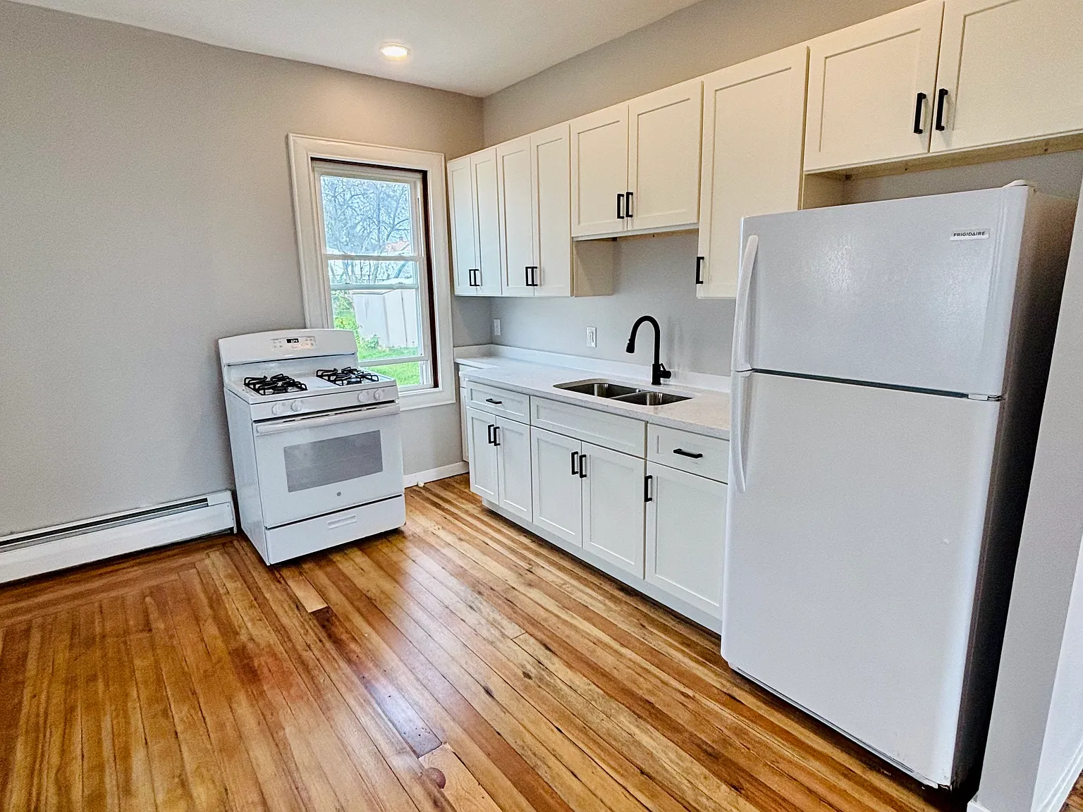 2 bed, 850 sqft, $1,600 — Photo 3