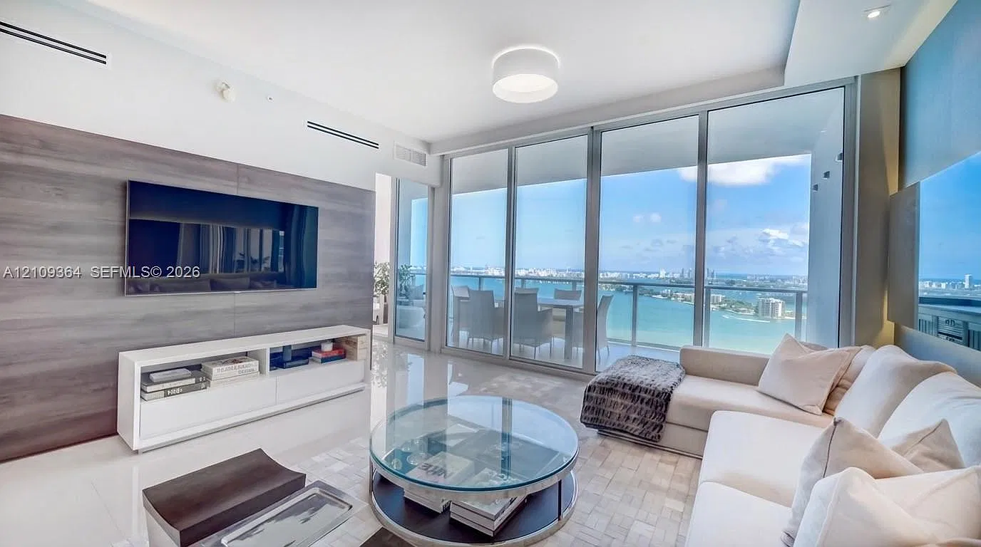 Paramount Bay Condo — Photo 3