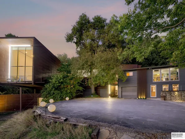 5550 McKinley St, Omaha, NE 68152