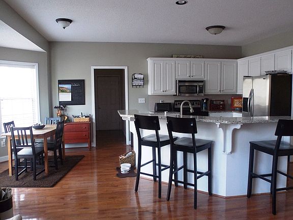 Kitchen & Breakfast Area