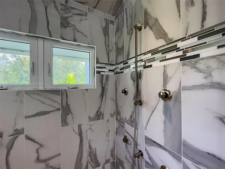 545 SW Indianola St — Photo 32