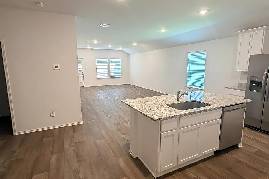4 bed, 2.0 bath, 1778 sqft, $2,100 — Photo 4