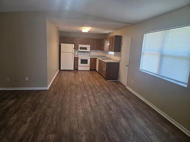 146 Nancy Ln — Photo 3