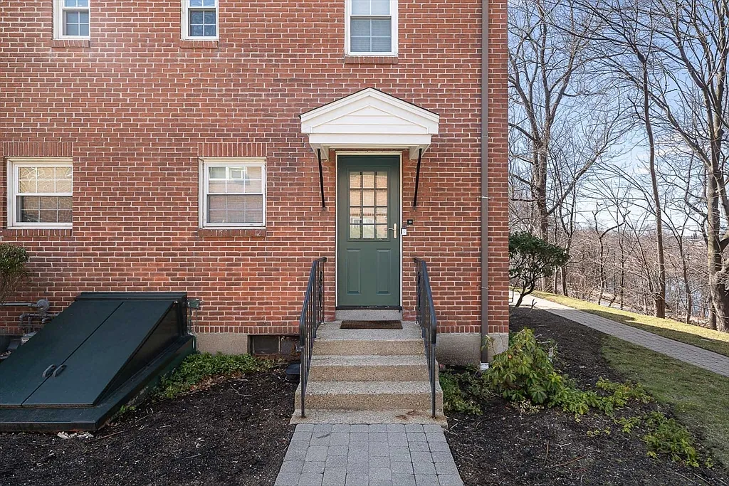 Building Photo - 39 Charlesbank Rd #39