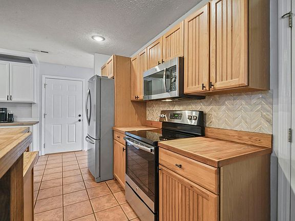 3rd image of 4040 Longleaf Ln.