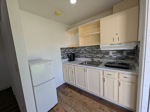 3rd image of 4190 Malden Dr #1