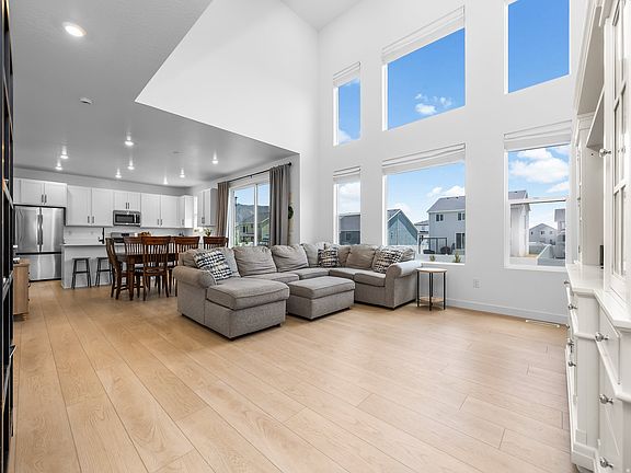 3rd image of 1752 E Warbler Dr