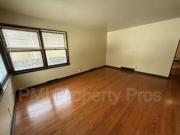 5728 N 98th St, Milwaukee, WI 53225