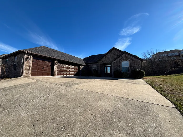 138 Stoney Pointe Dr — Photo 1
