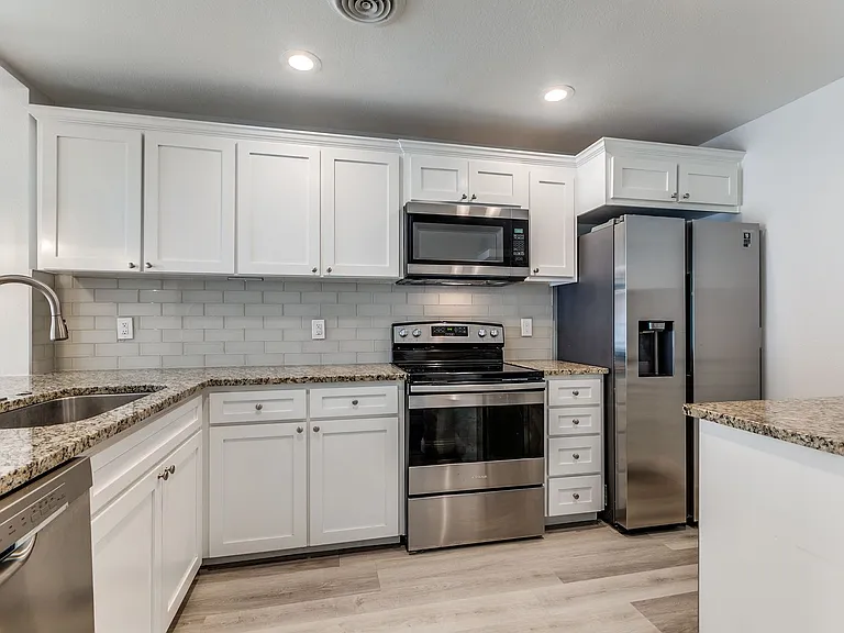 7709 Broadway #113 — Photo 8