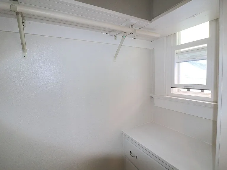 2142 5th Ave — Photo 30