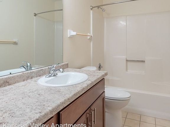 5th image of 1905 Parkwood Dr APT 208