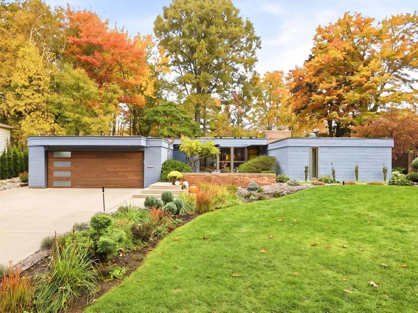 516 Crescent Dr, Midland, MI 48640