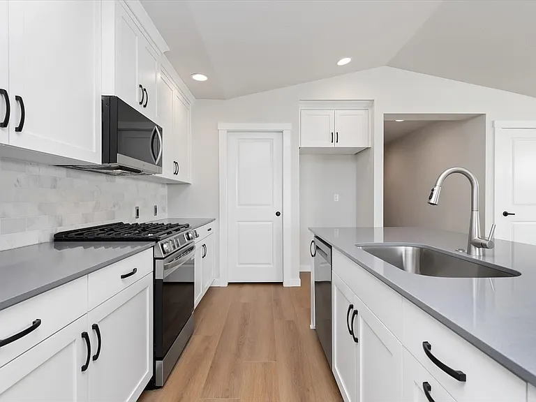 1761 E Hadler St — Photo 7