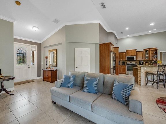 4th image of 957 SW Mchord Avenue