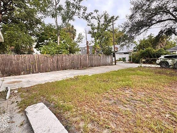 5th image of 209 W Emily St