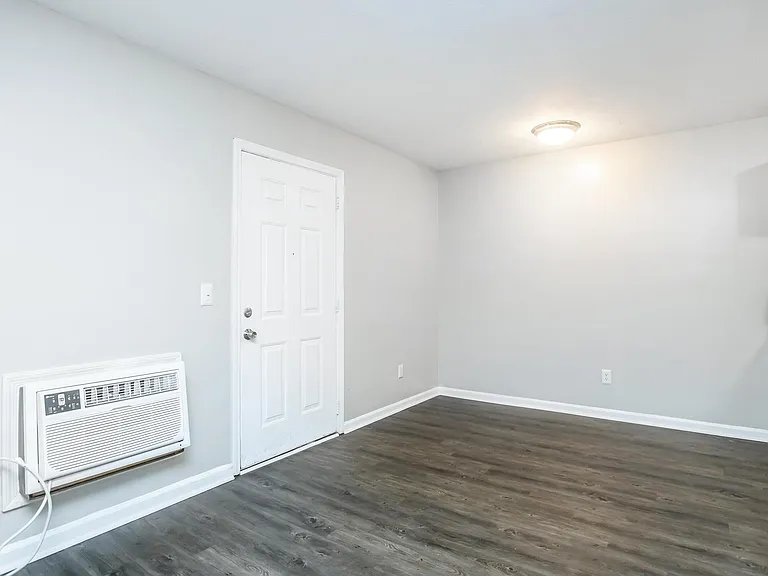 Cross Creek Apartments — Photo 30
