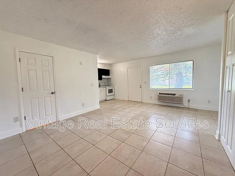 Whitehall Garden Apartments — Photo 12