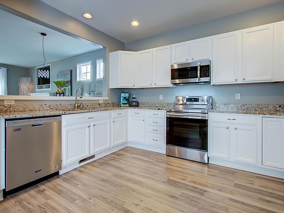 Large kitchen with 9 ft ceiling and newer, high-end appliances