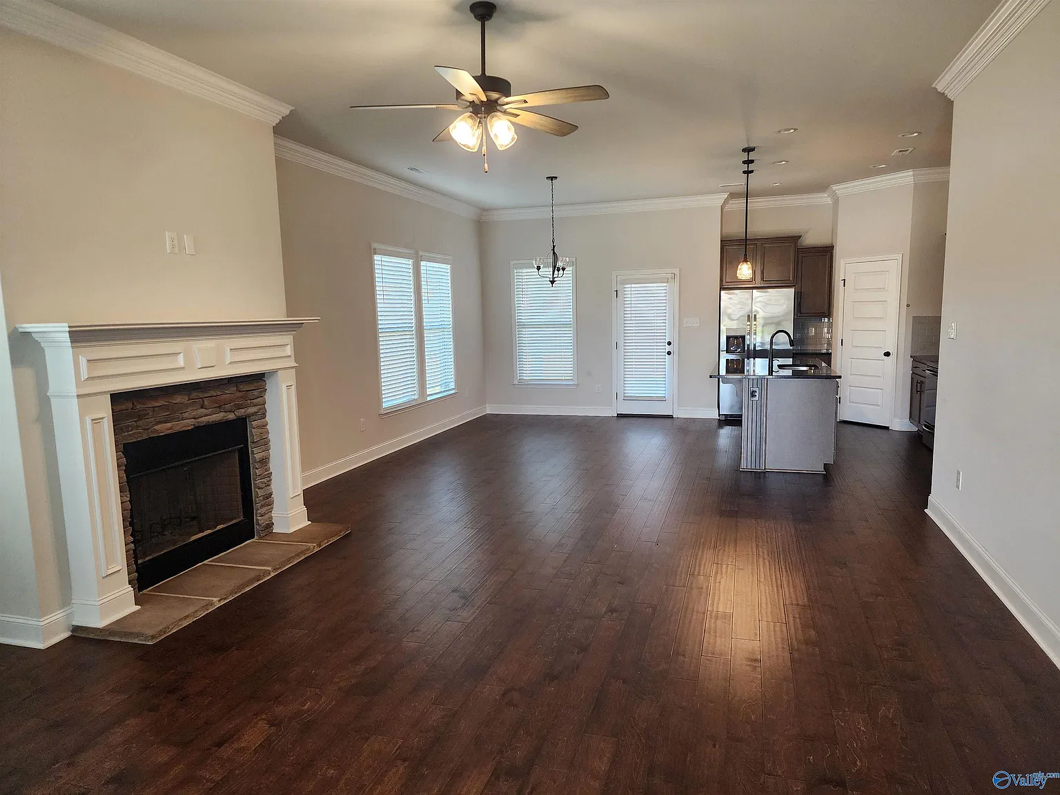 3 bed, 2.0 bath, 1745 sqft, $1,900 — Photo 2