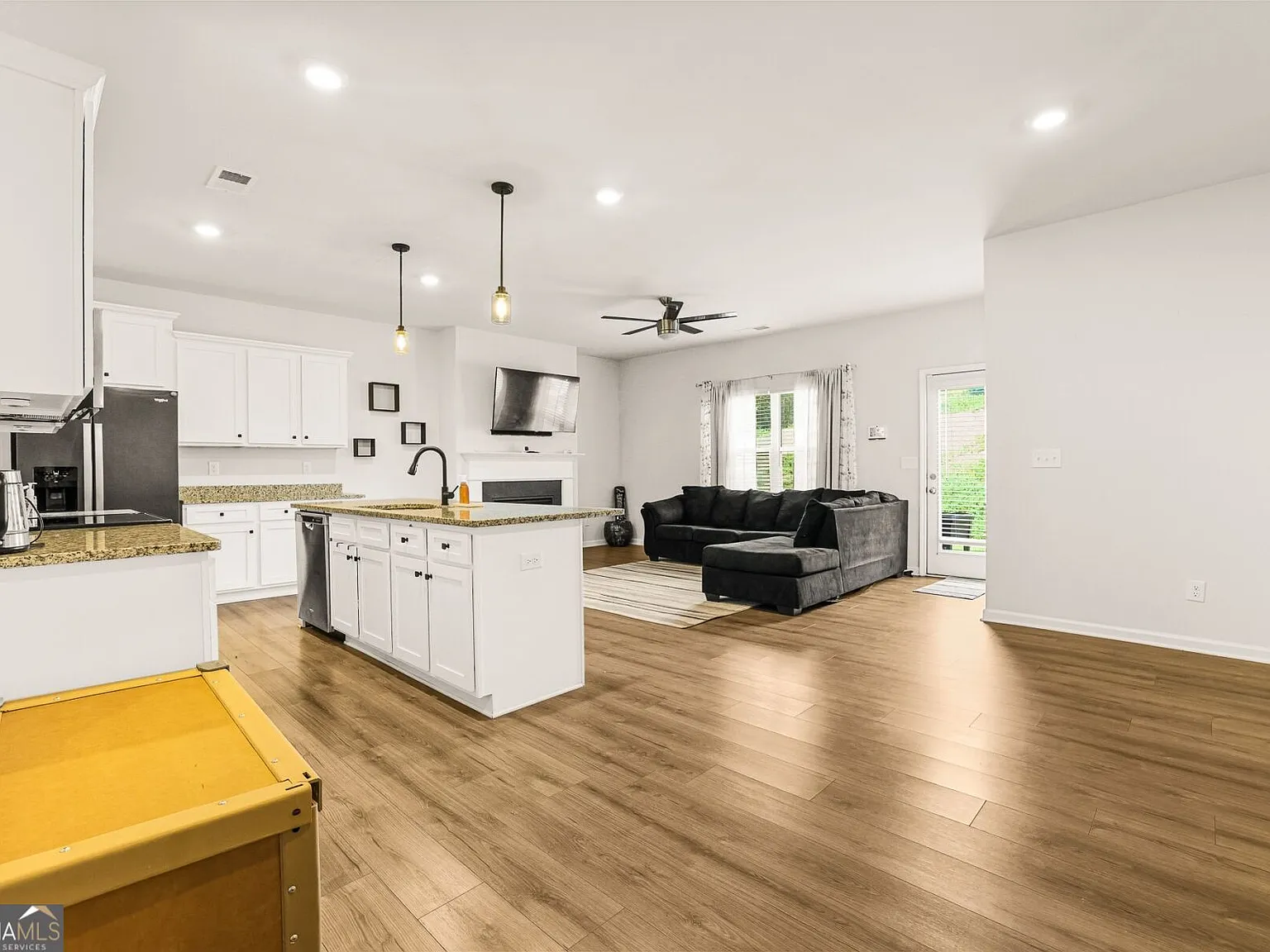 4 bed, 3.0 bath, 1817 sqft, $2,500 — Photo 3