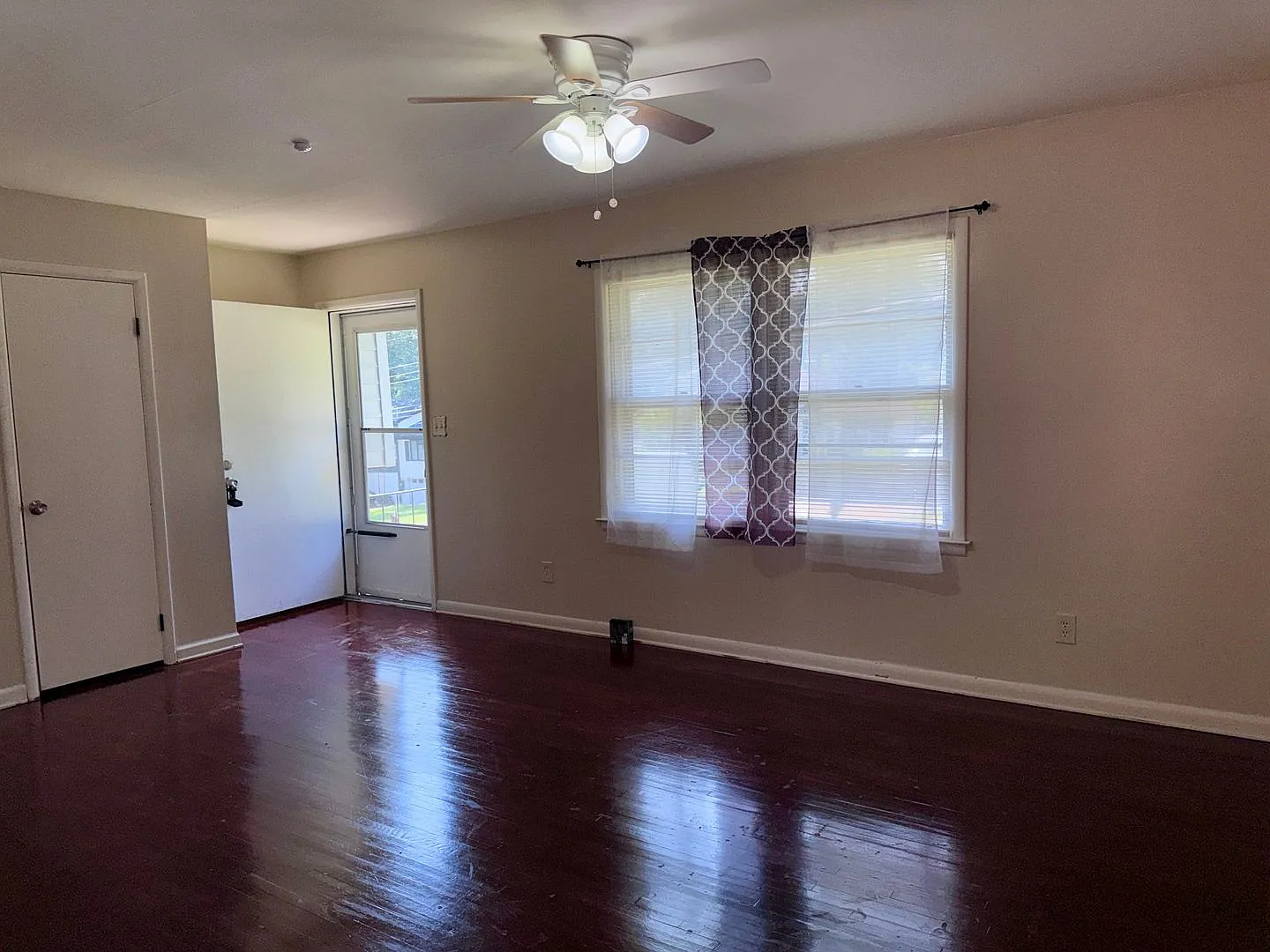 Great 3 Bedroom Mid-Centrury Split Level Home With a Retro Feel!! — Photo 4