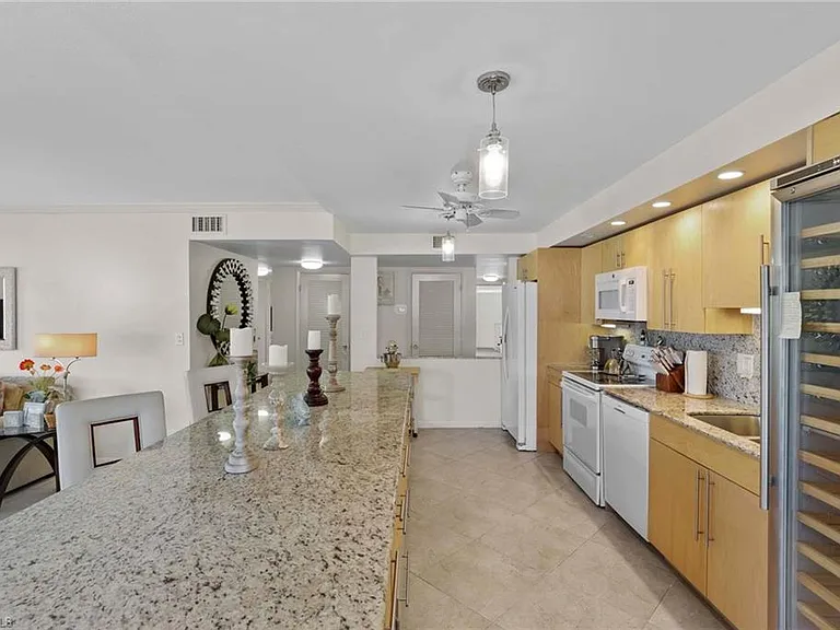 1930 Gulf Shore Blvd N #A302-A — Photo 4