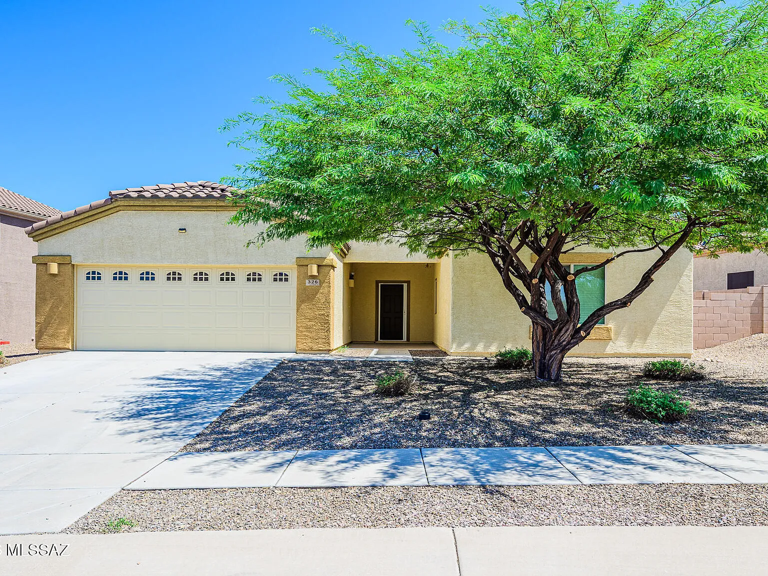 3 bed, 2.0 bath, 1954 sqft, $1,995 — Photo 2