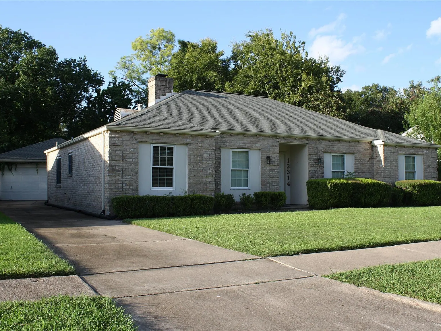 3 bed, 2.0 bath, 1828 sqft, $2,300 — Photo 2