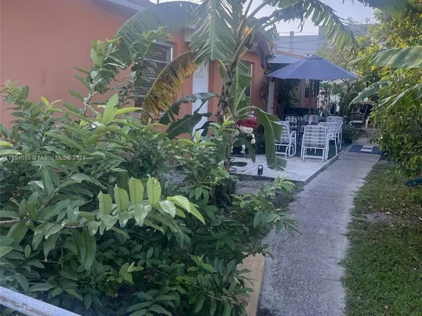990 SE 4th St, Hialeah, FL 33010
