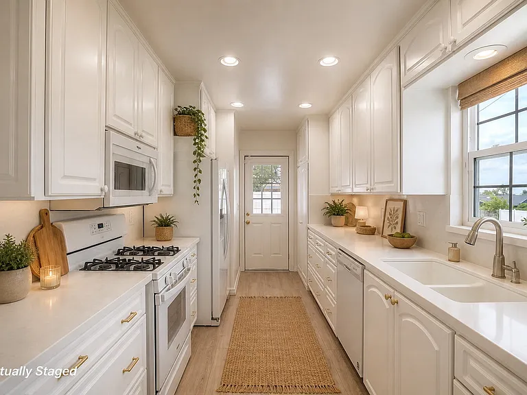 2511 Meadow Lark Dr — Photo 3