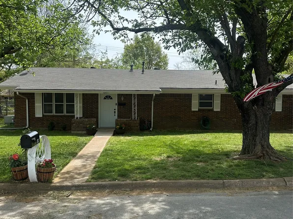 1207 Pebble St, Bowie, TX 76230