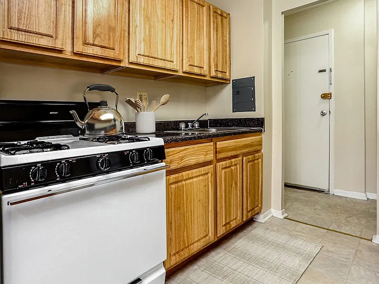Laurel Park & Laurelton Court — Photo 7