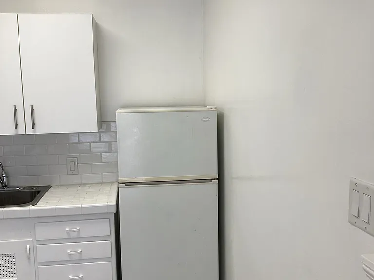 427 Montana Ave #22 — Photo 8