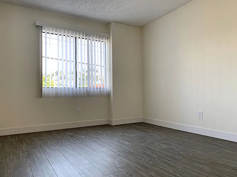 1010-1012 E Acacia Ave — Photo 35
