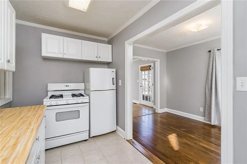 3 bed, 1.0 bath, 1024 sqft, $2,200 — Photo 4