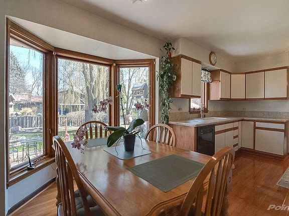 kitchen eating area