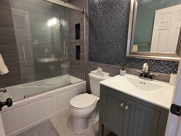 1281 Harrow Cres #1 — Photo 18
