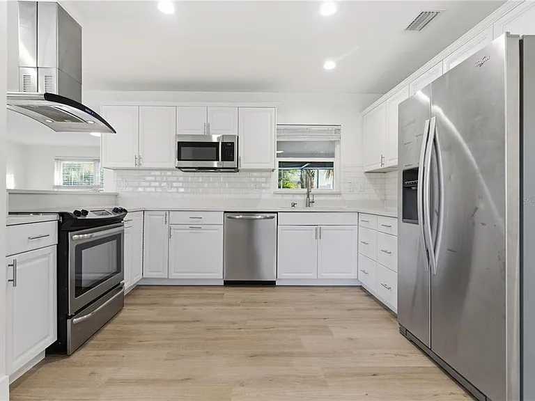 327 Sunny Ln — Photo 4