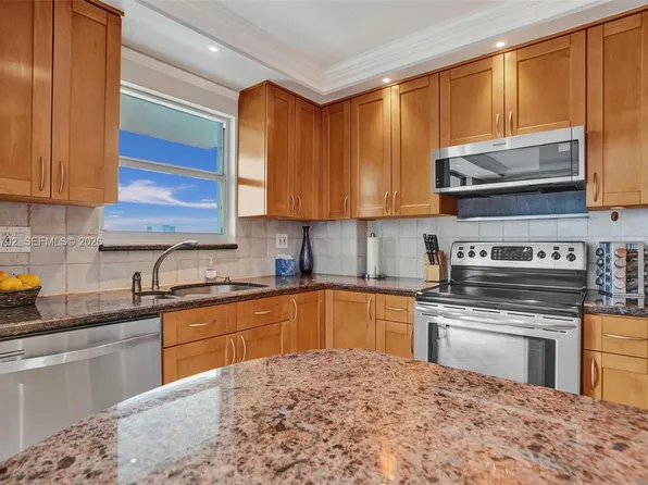 137 Golden Isles Dr APT 1105, Hallandale, FL 33009