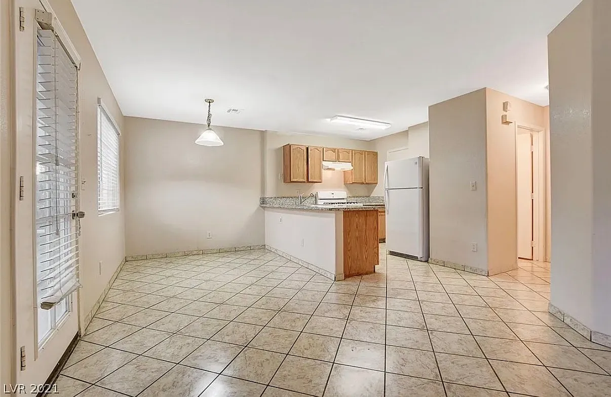 3 bed, 2.5 bath, 1225 sqft, $2,300 — Photo 4