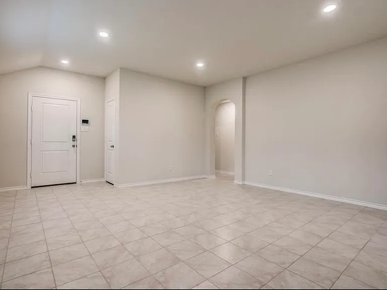 2426 Lupton St — Photo 4