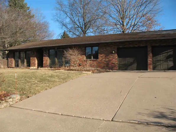 100 Lakewood Ter, Clinton, IA 52732