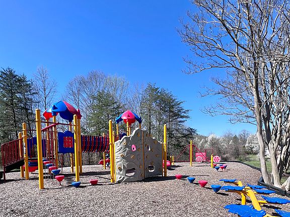 5th image of 10 Danbury Ct