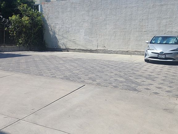 2nd image of 4733 Oakwood Ave #4733