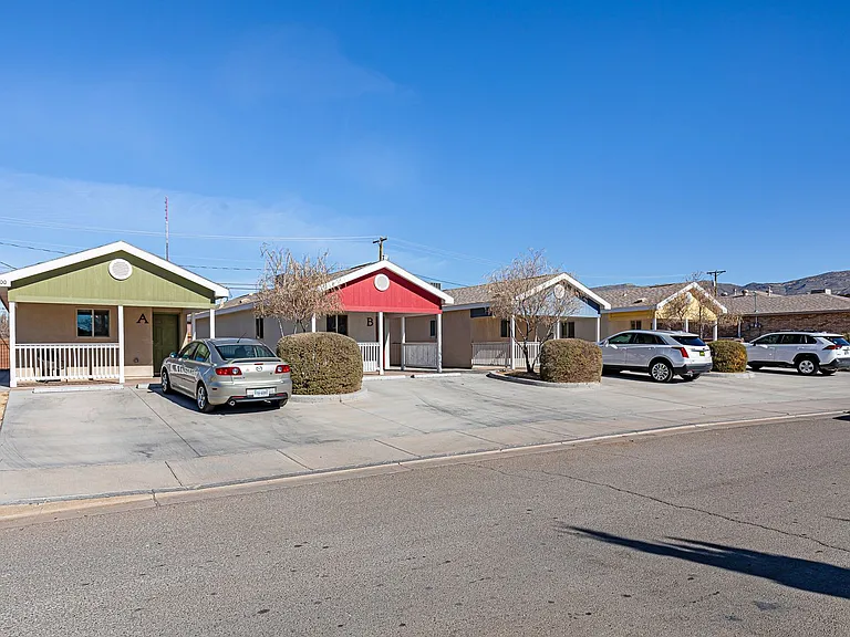 800 Sherwood Dr — Photo 3