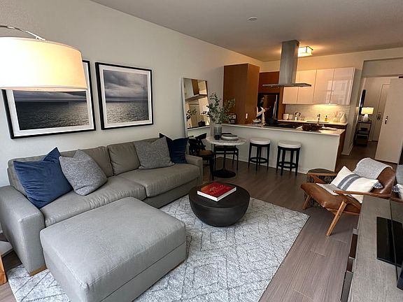 4th image of 502 E Illinois St #1