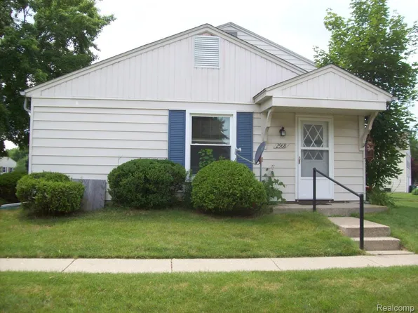2968 Elmwood Ct, Lake Orion, MI 48360