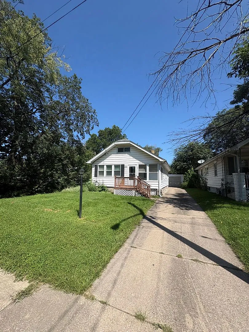 Charming 3-Bedroom Home in Peoria Pets Welcome! — Photo 1