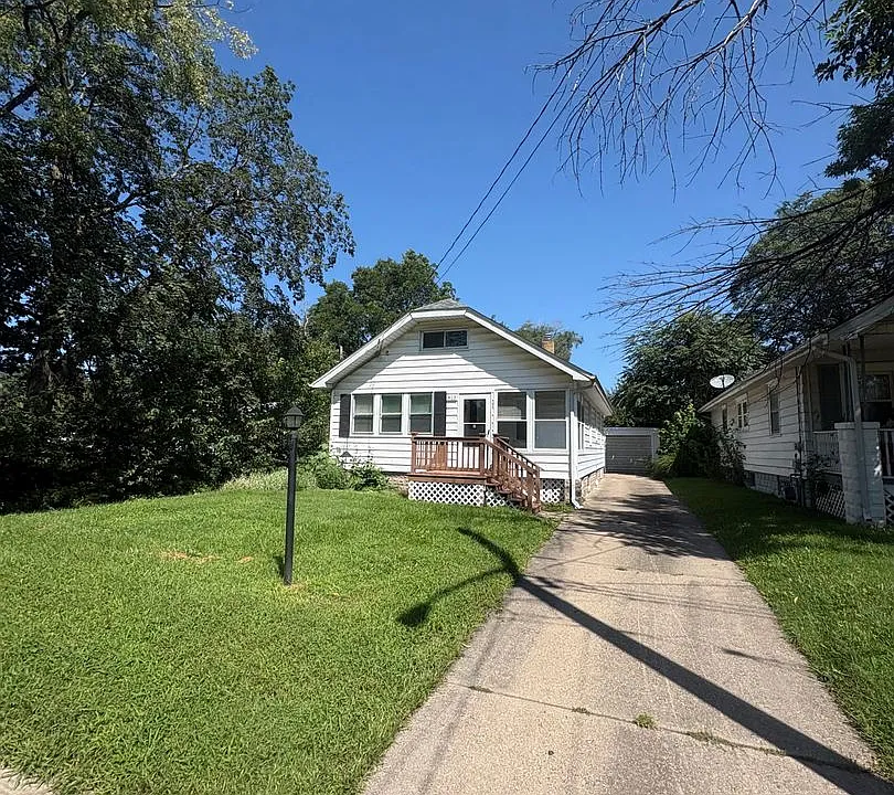 813 W Maywood Ave